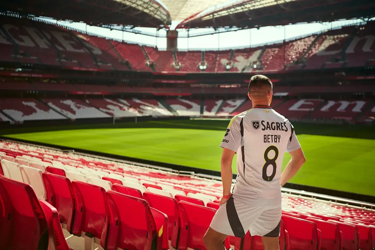 Betby number 8 in the stands of Estádio da Luz