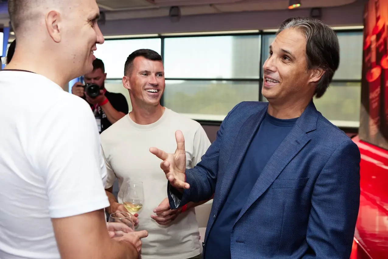 Nuno Gomes talking with players at the afterparty