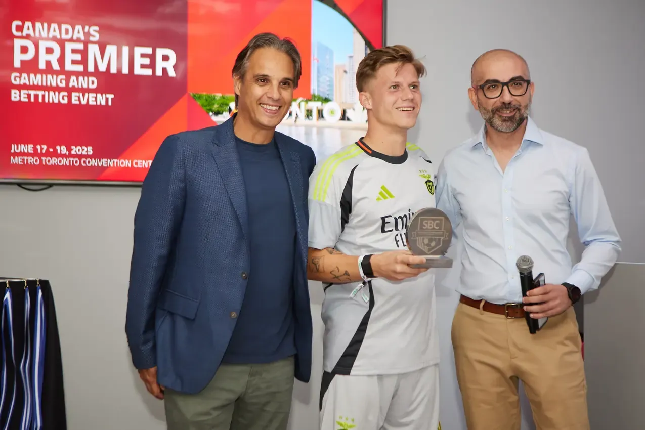 Nuno Gomes presenting an award to a Betby player
