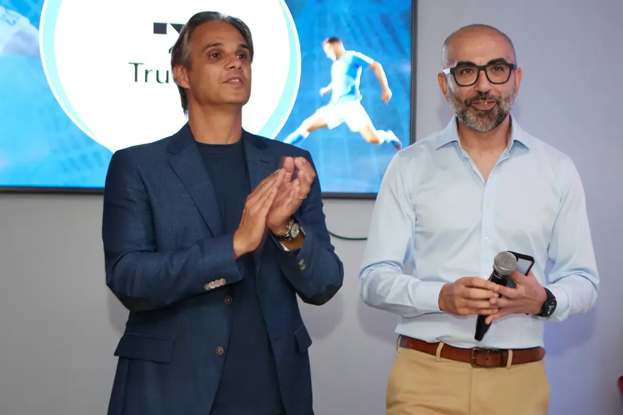 Nuno Gomes applauding the winners at the awards ceremony