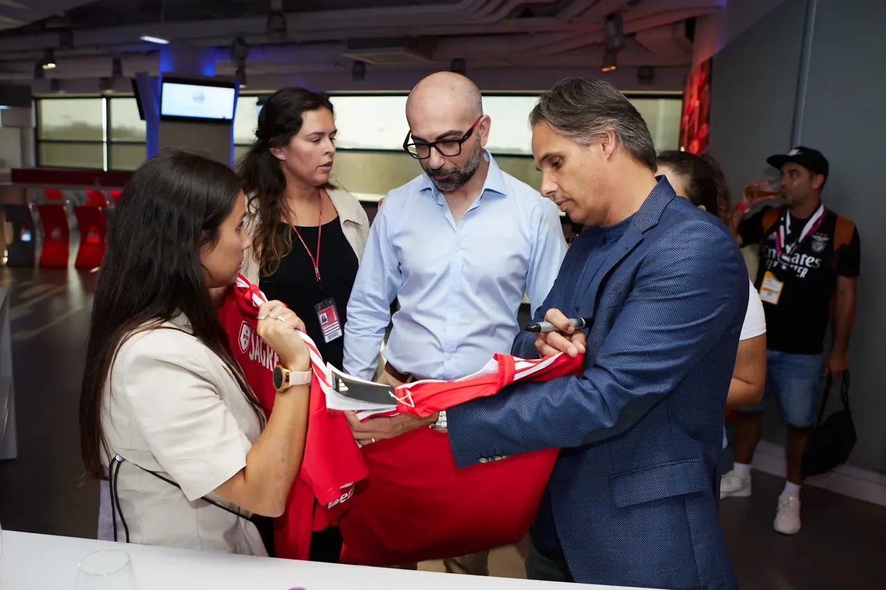 Autograph session with Nuno Gomes at the awards afterparty