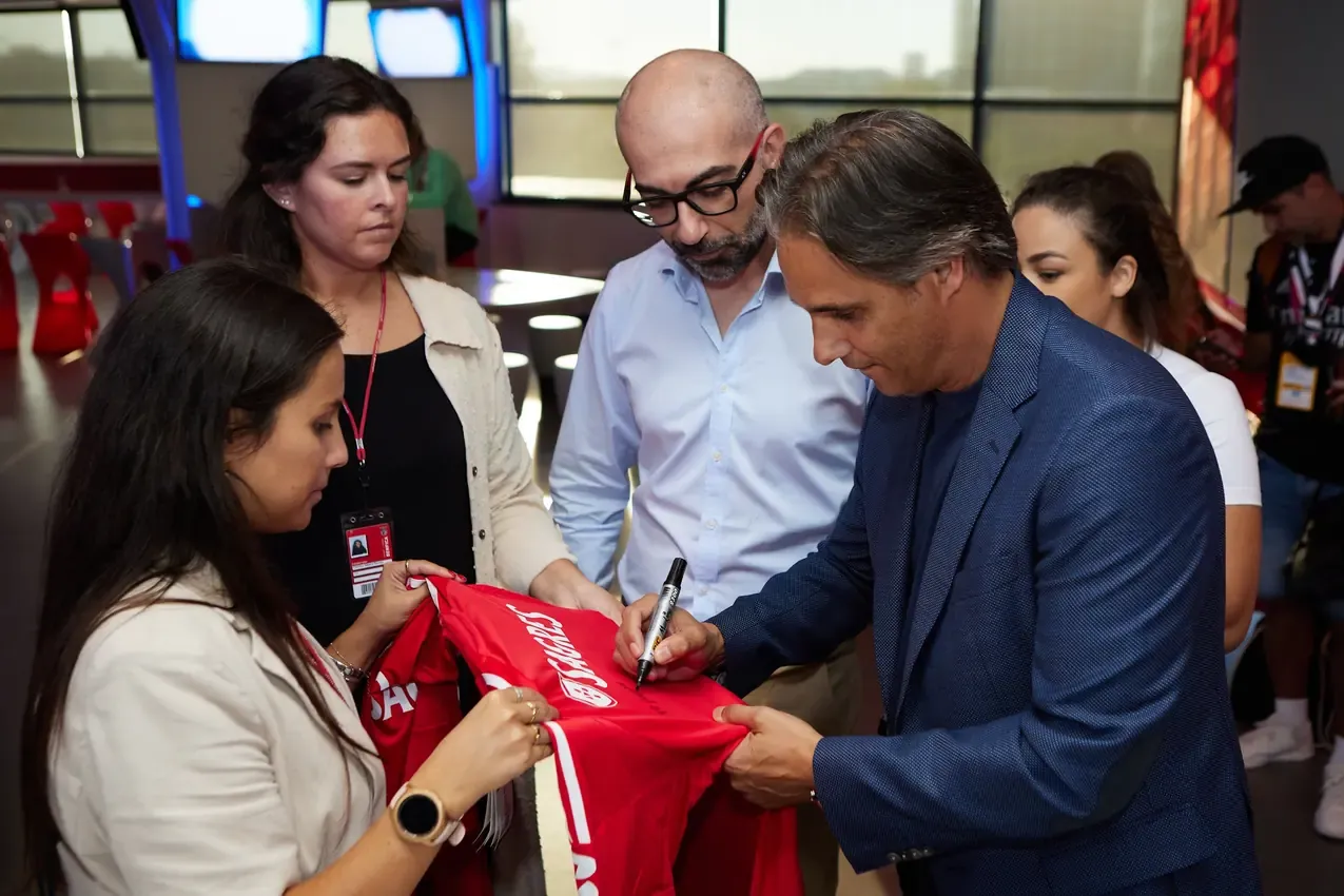 Guests queuing for Nuno Gomes to sign a Benfica shirt