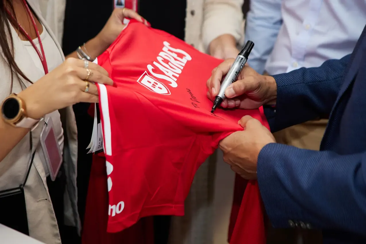Nuno Gomes signing a Benfica shirt