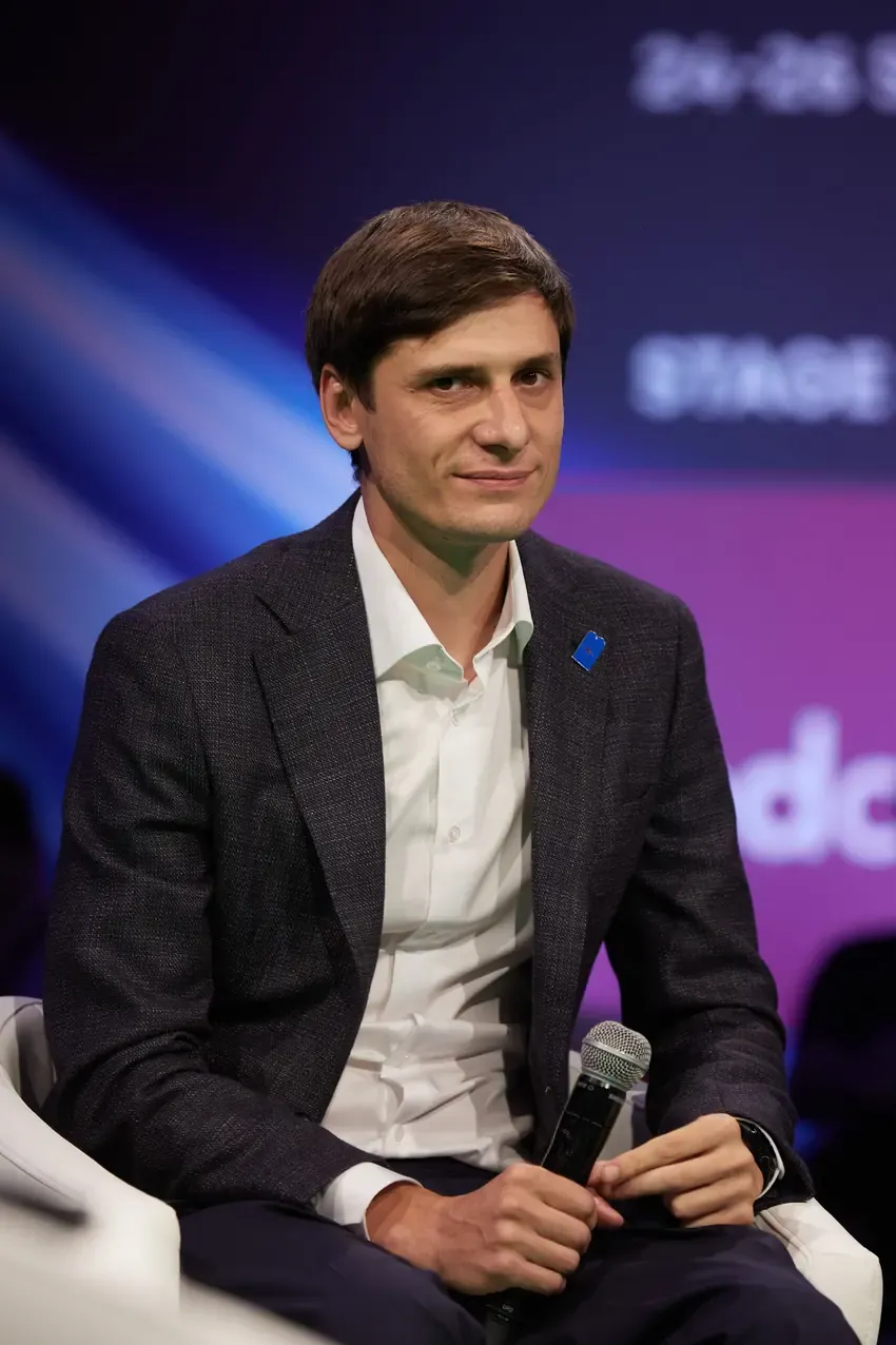 Betby speaker answering a question on stage