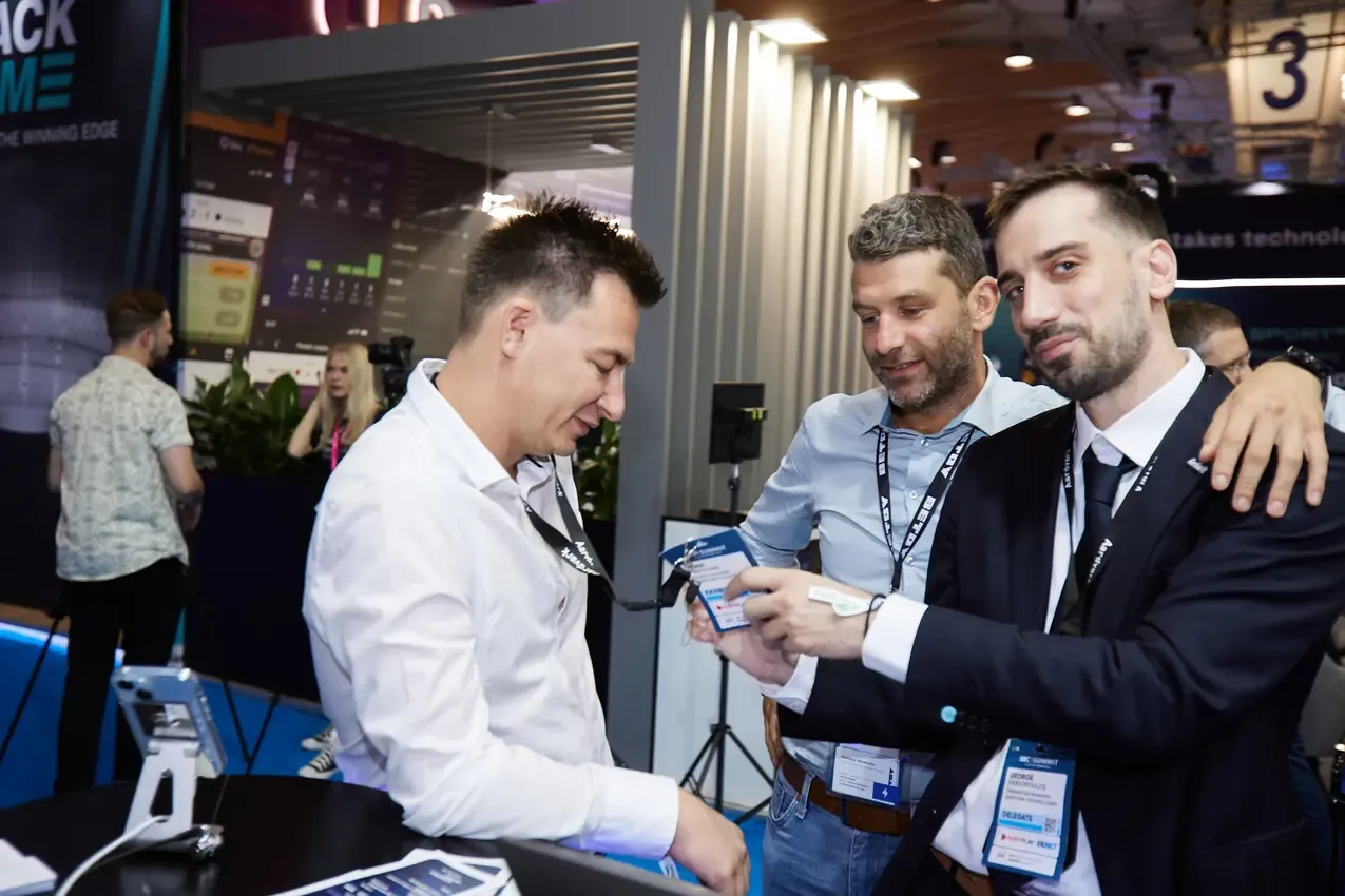 Betby team members closing a conversation at the stand