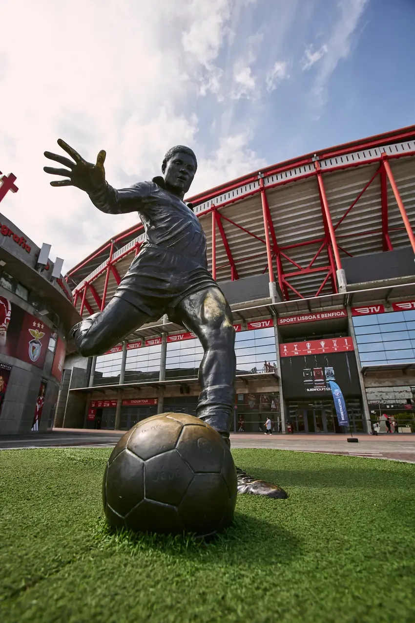 Eusébio statue against the stadium roof