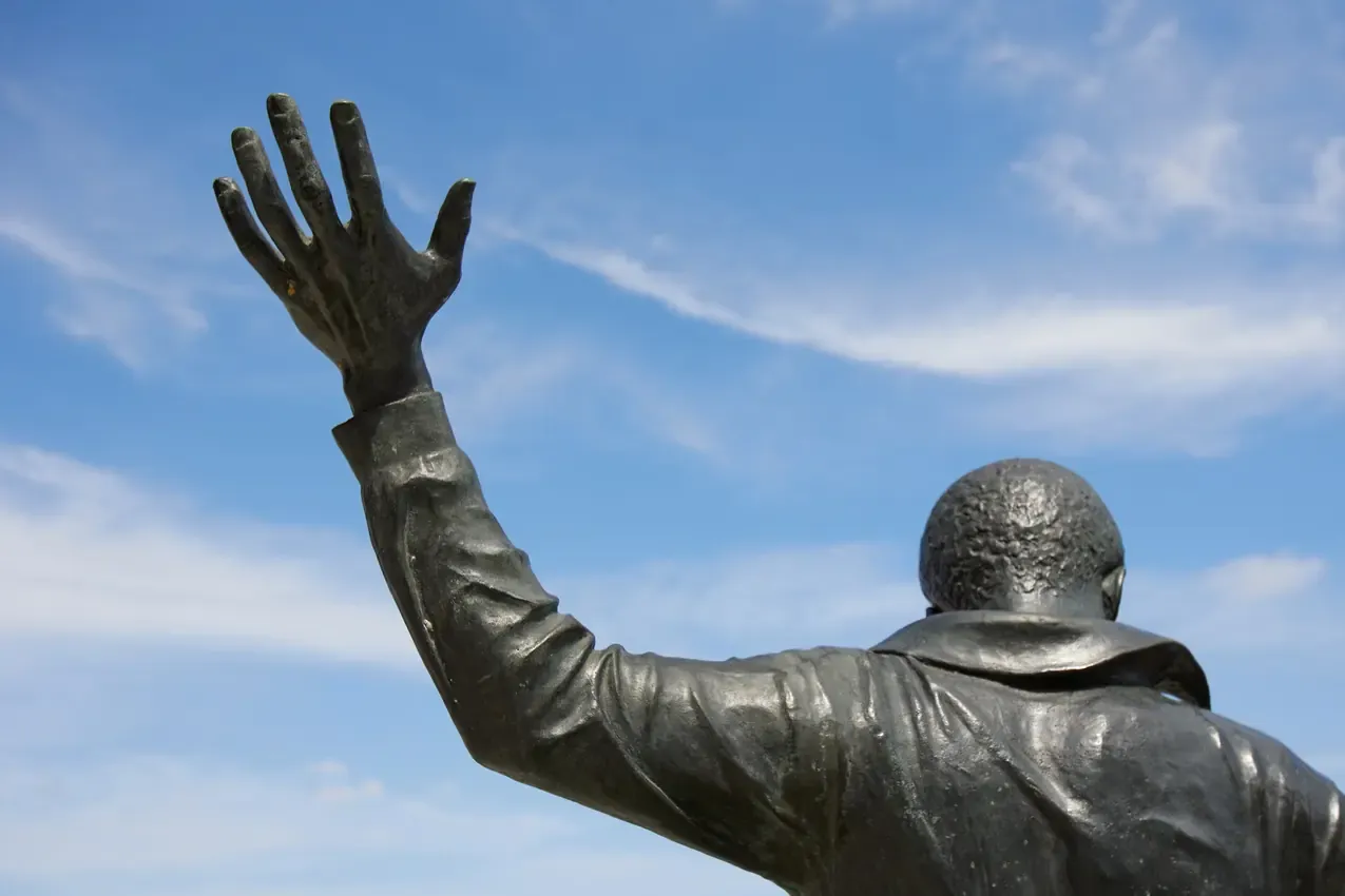 Eusébio statue raised arm against the Lisbon sky