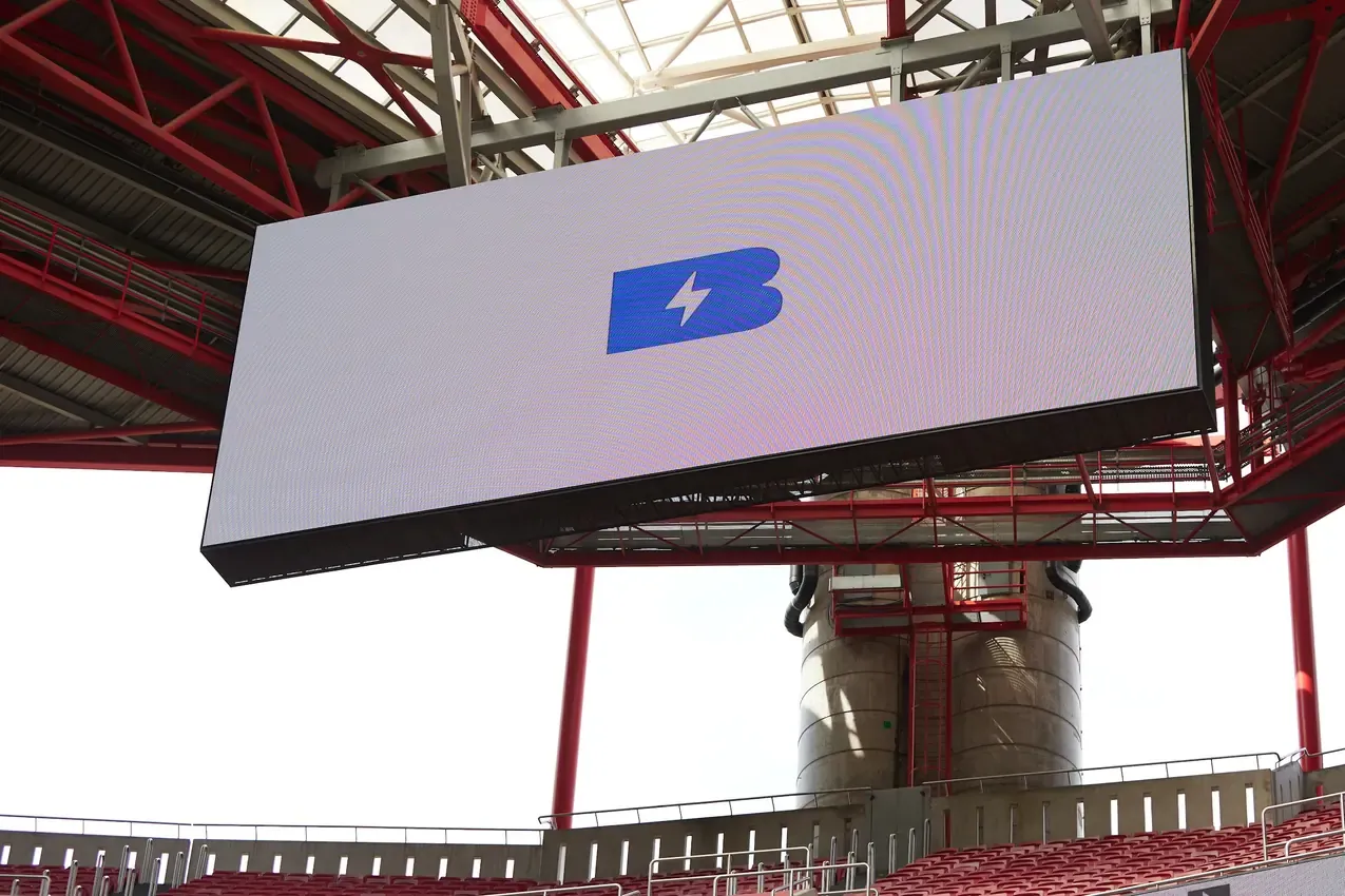 Betby logo filling the Estádio da Luz screen
