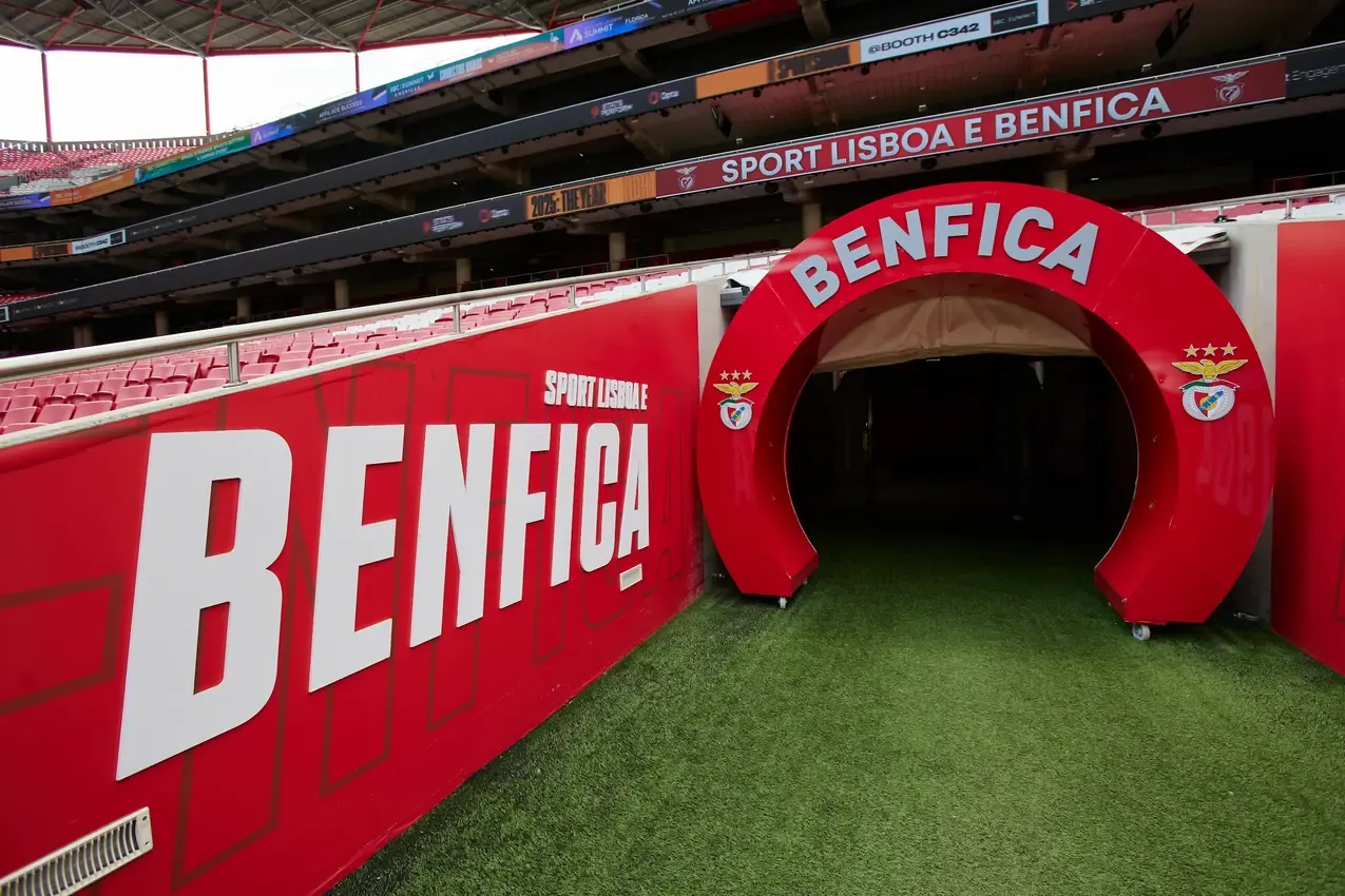 Benfica tunnel arch at the edge of the pitch