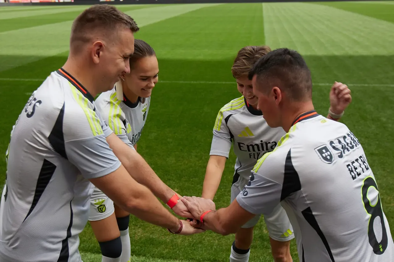 Betby players in a huddle before kick-off