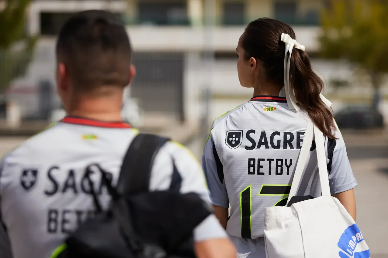Betby shirts with the Sagres sponsor print, seen from behind